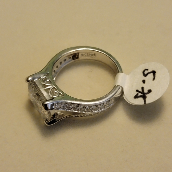 Beautiful Sterling silver 925 cz size 5.75 - Picture 2 of 2